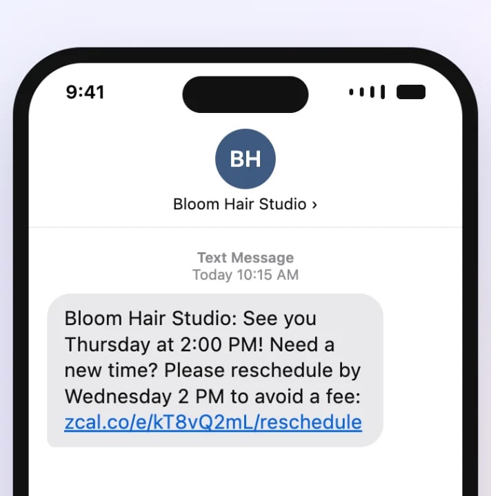 Een sms-herinnering van Bloom Hair Studio op een telefoon: tot donderdag om 14:00 uur, en verzet uiterlijk woensdag om 14:00 uur om kosten te voorkomen