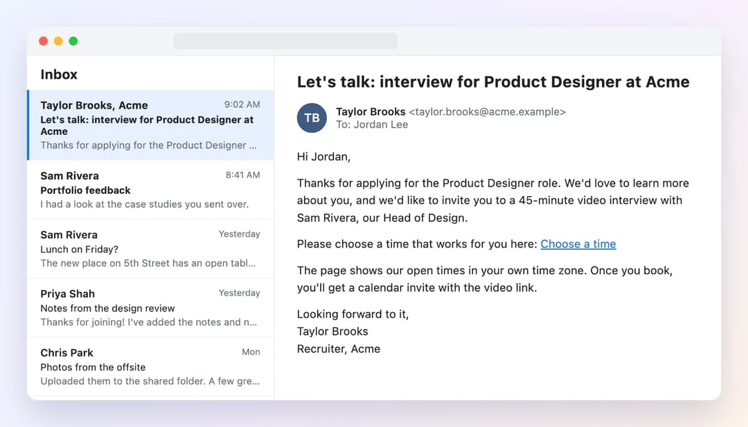 Un'email di invito a colloquio nella casella di posta per una posizione di Product Designer presso Acme, con la durata del colloquio, il nome del selezionatore e un link per scegliere un orario