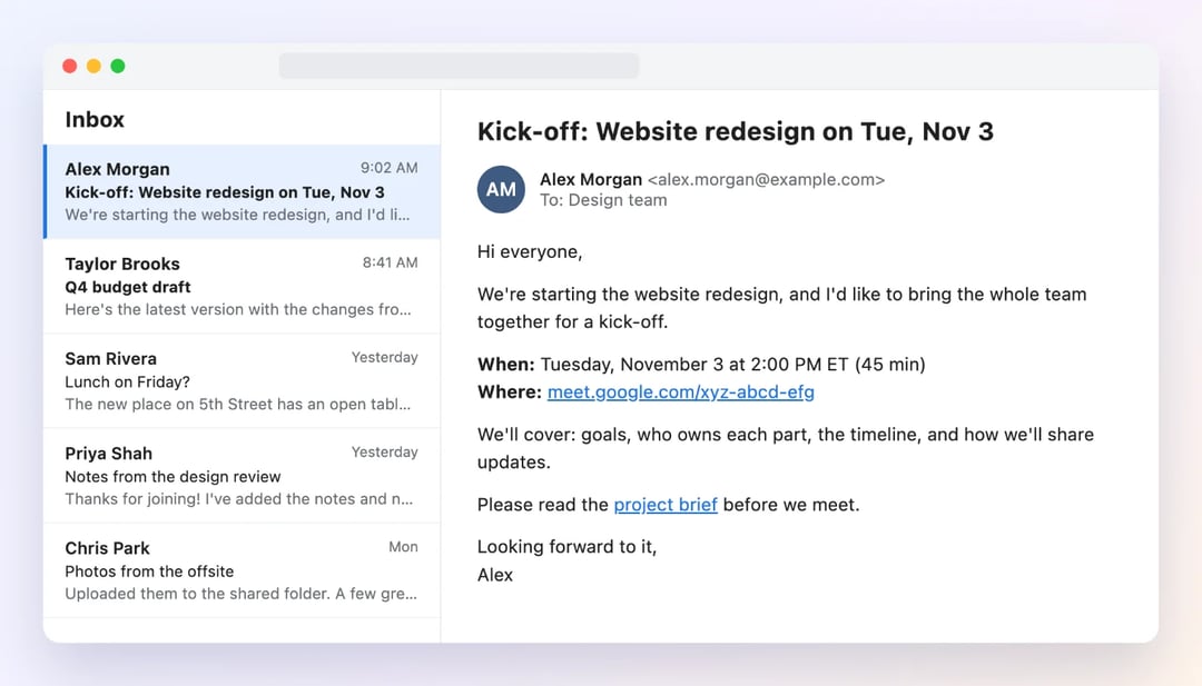 Een uitnodiging voor een vergadering in een inbox: een kick-off voor de redesign van de website op dinsdag, met de tijd, de videolink, de agenda en het verzoek om de briefing te lezen
