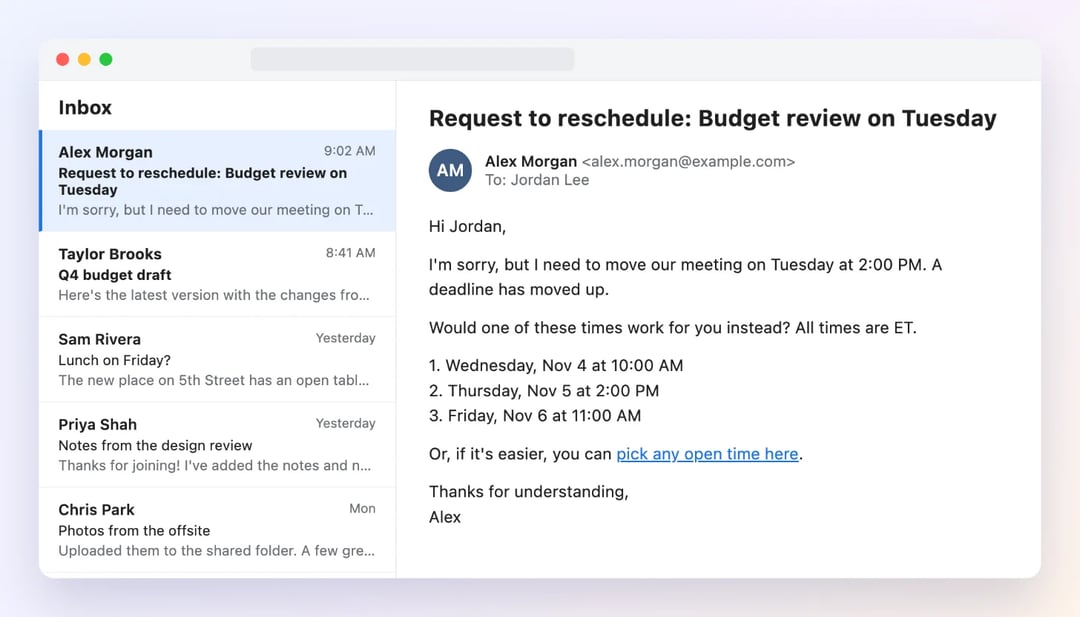 Een mail om een afspraak te verzetten in een inbox: een verzoek om een budgetbespreking op dinsdag te verplaatsen, met 3 nieuwe tijden en een link om een vrije tijd te kiezen